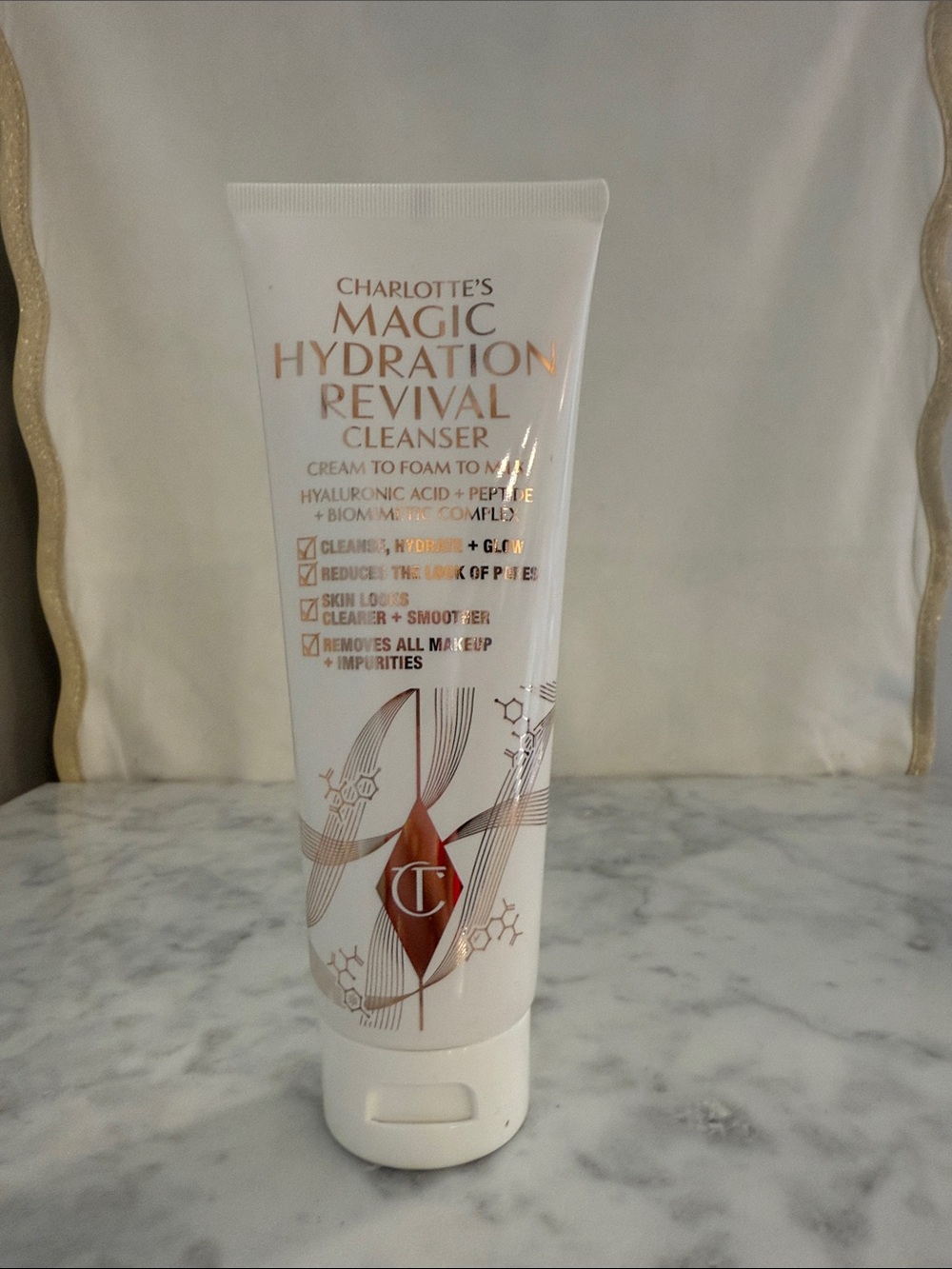 Charlotte Tilbury Magic Hydration Revival Cleanser - White & Rose Gold - Picture 3 of 3